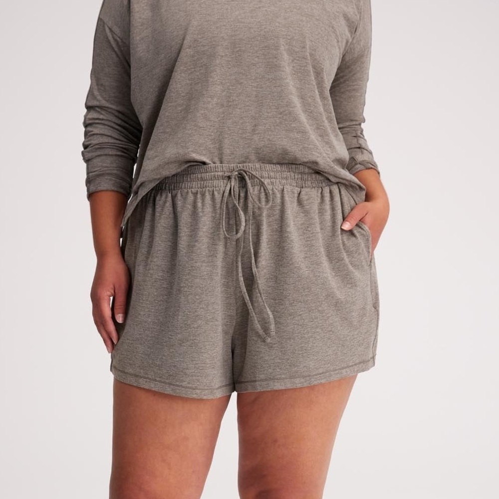 Girlfriend Collective ReSet Swing Shorts in Oat, size medium